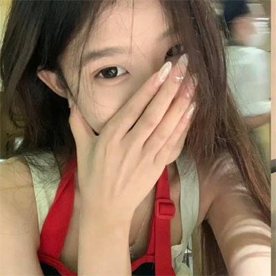 她背后的那双手